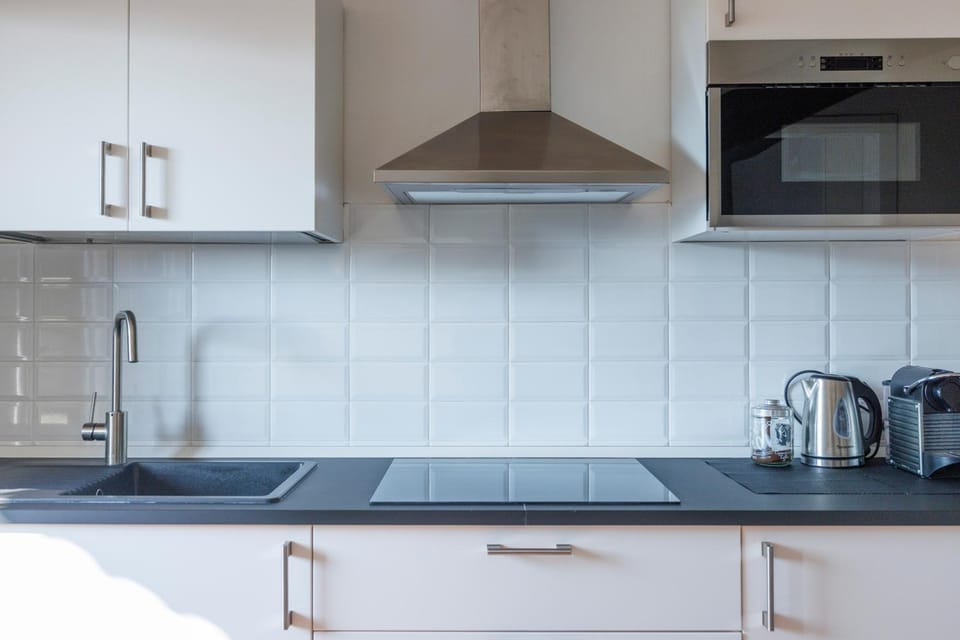 Kitchen or kitchenette, minibar, stove