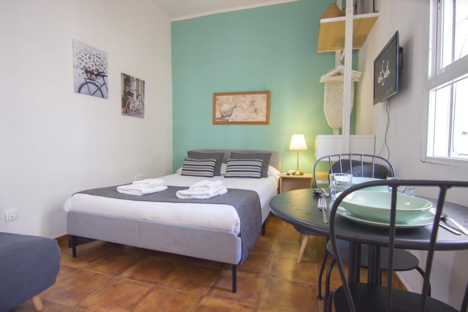 Bed, Seating area, Bedroom, towels