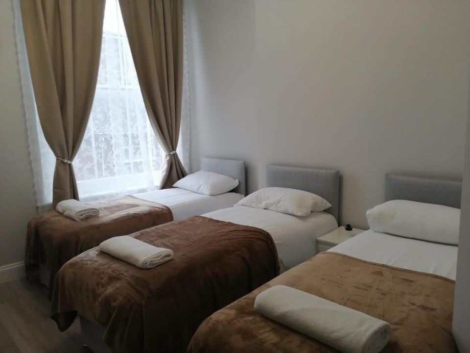Bed, Bedroom, towels