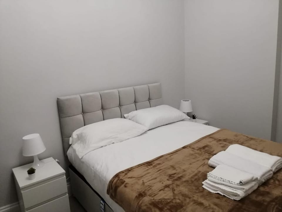 Bed, Bedroom, towels