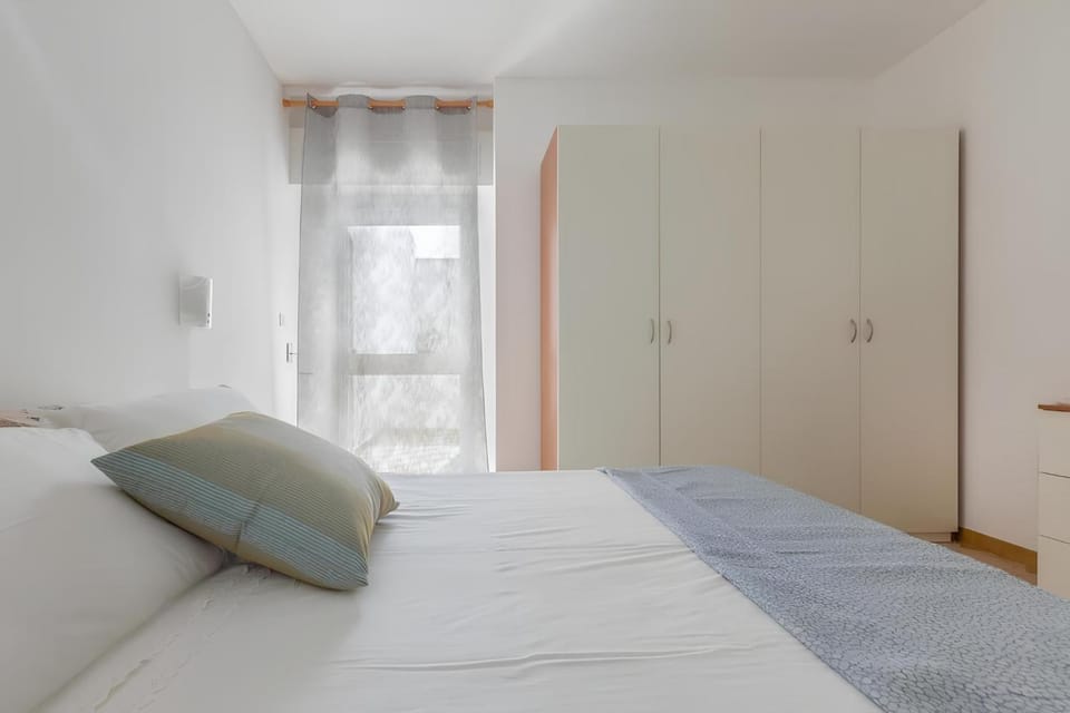 Bed, Photo of the whole room, towels, wardrobe