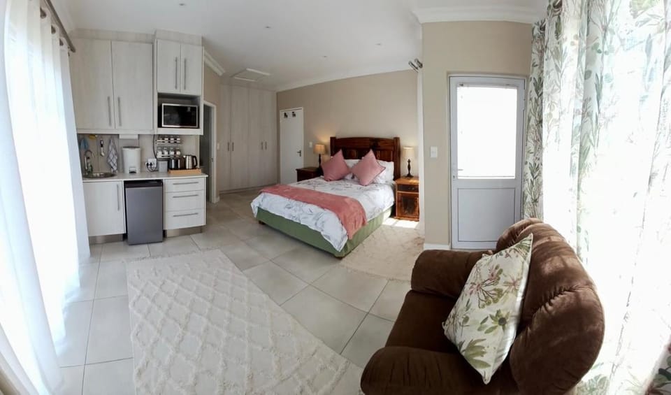Facade/entrance, Kitchen or kitchenette, Seating area, Bedroom, storage