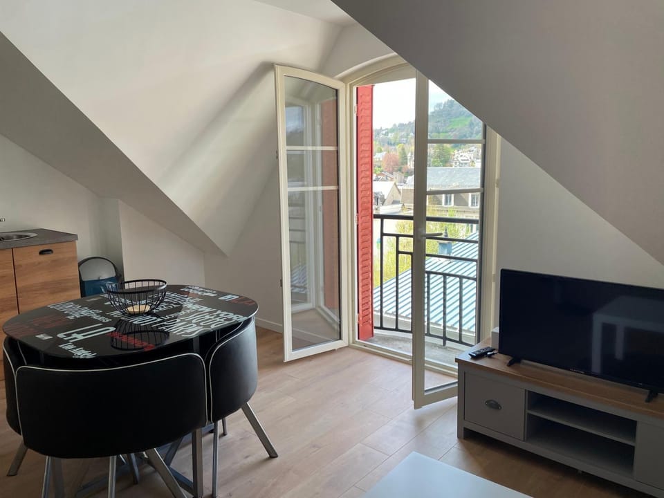 View (from property/room), Balcony/Terrace, Living room, Dining area