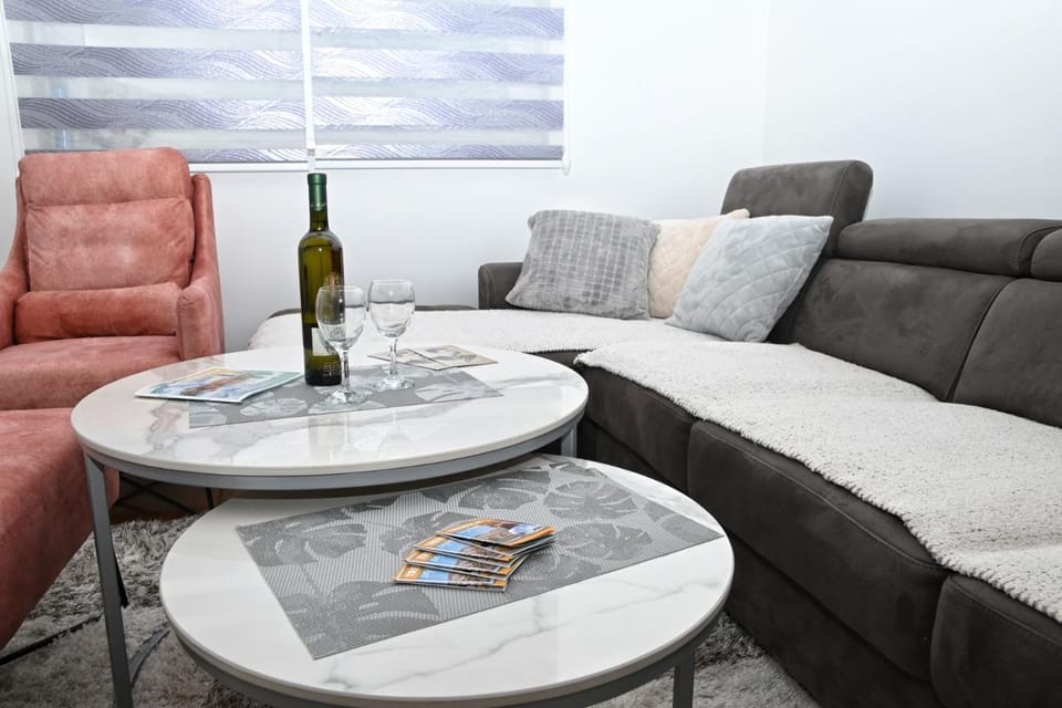 Living room, Food and drinks, Seating area, Drinks
