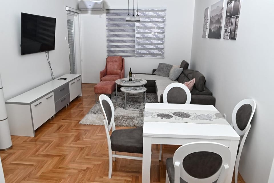 TV and multimedia, Living room, Seating area, Dining area, oven