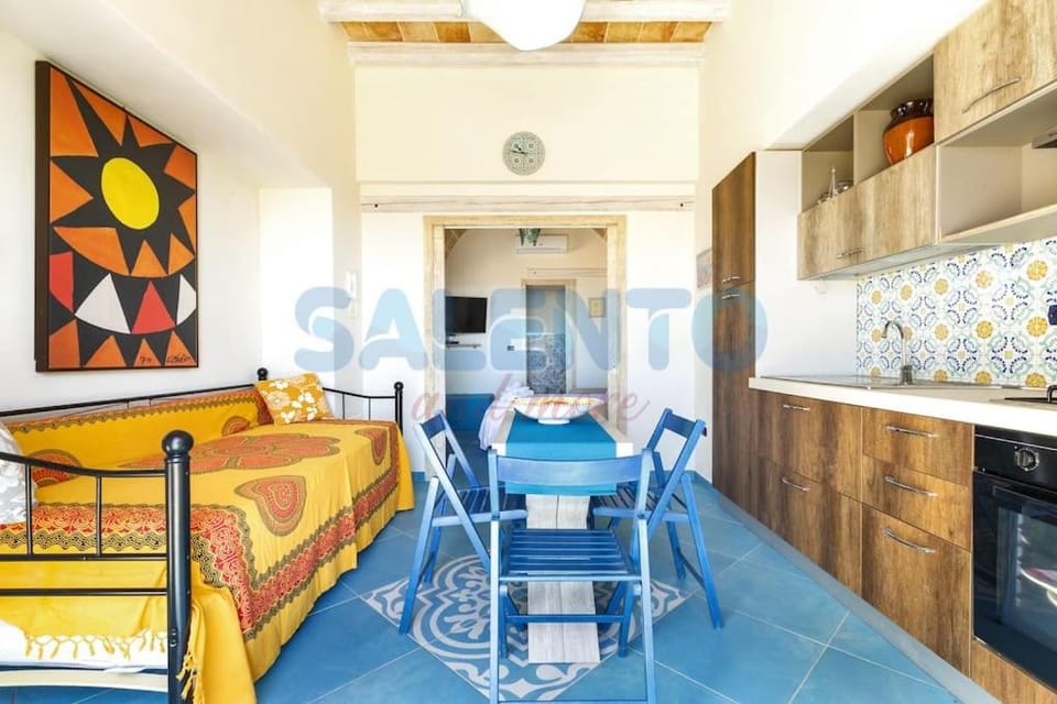 Kitchen or kitchenette, Seating area, Dining area, oven
