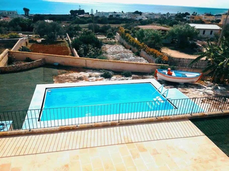 Day, Natural landscape, Pool view, Swimming pool, sunbed