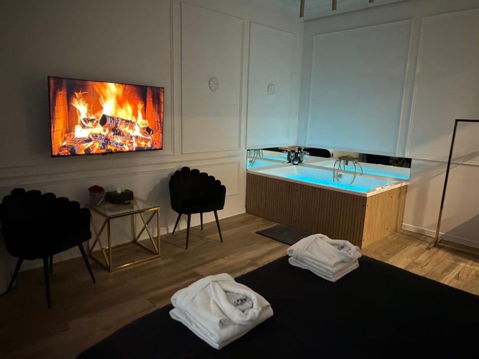 Bed, Hot Tub, TV and multimedia