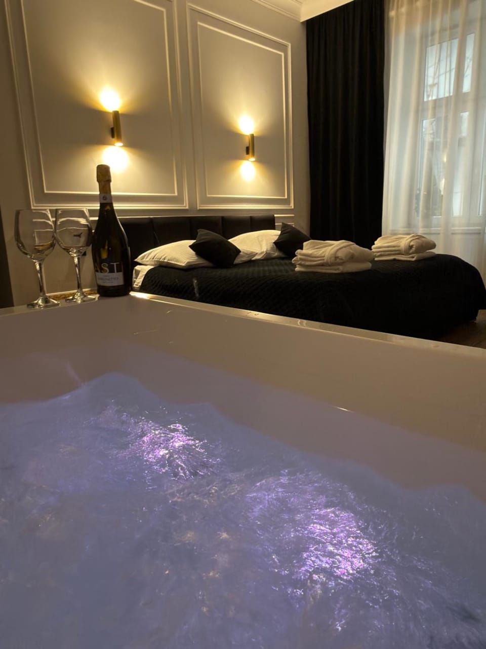 Bed, Hot Tub, Bedroom, Bath