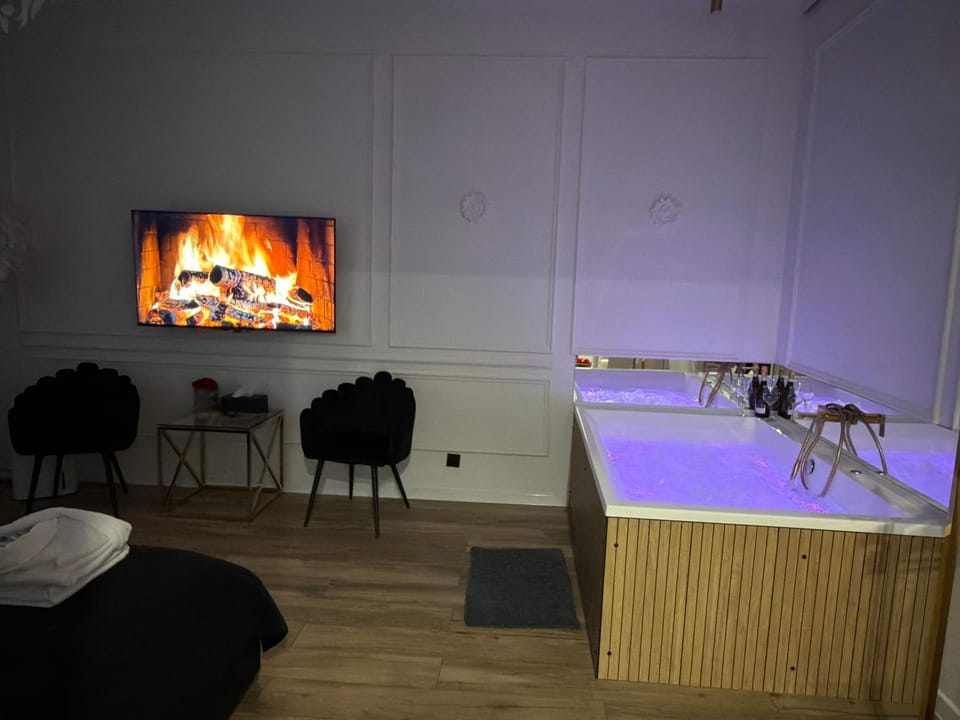Hot Tub, TV and multimedia
