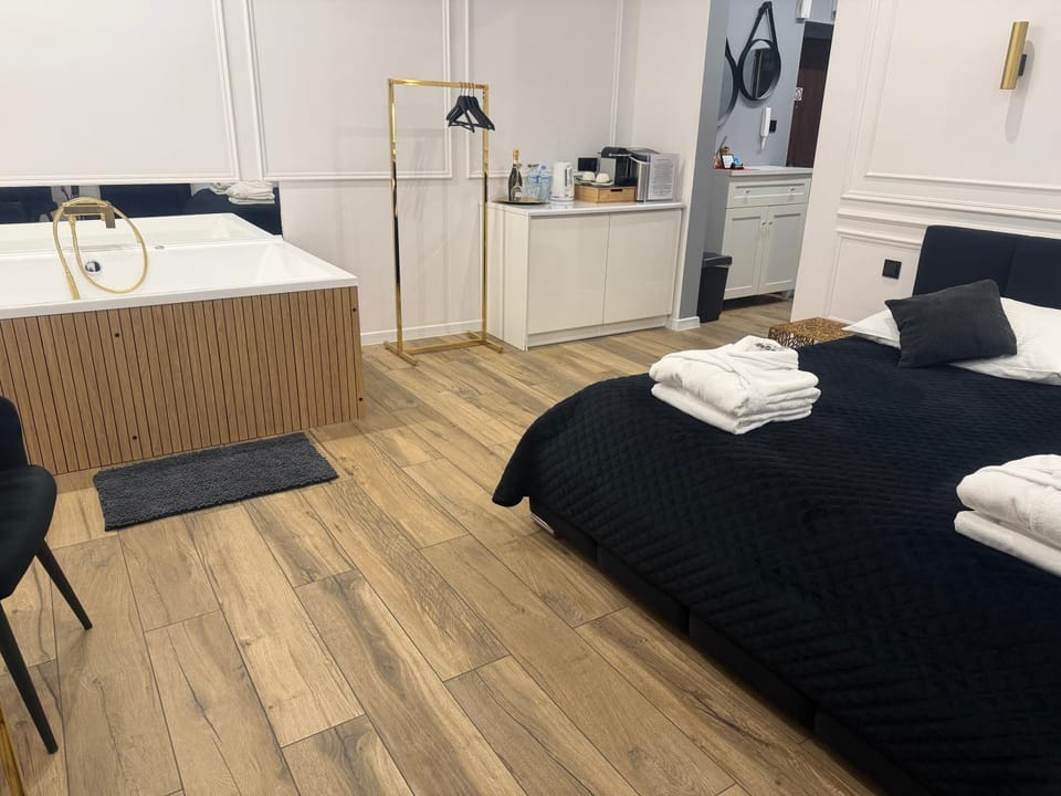 Bed, Kitchen or kitchenette, Living room, Photo of the whole room, Seating area, Bedroom, towels
