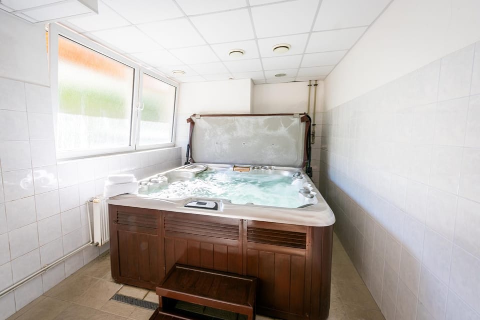 Property building, Hot Tub, Spa and wellness centre/facilities, Swimming pool
