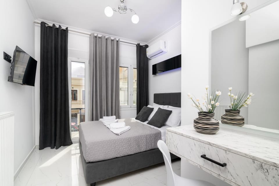 Bed, TV and multimedia, Bedroom