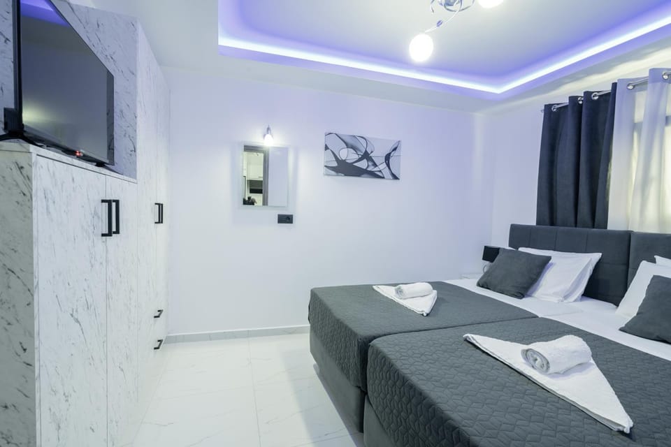 Bed, TV and multimedia, Bedroom