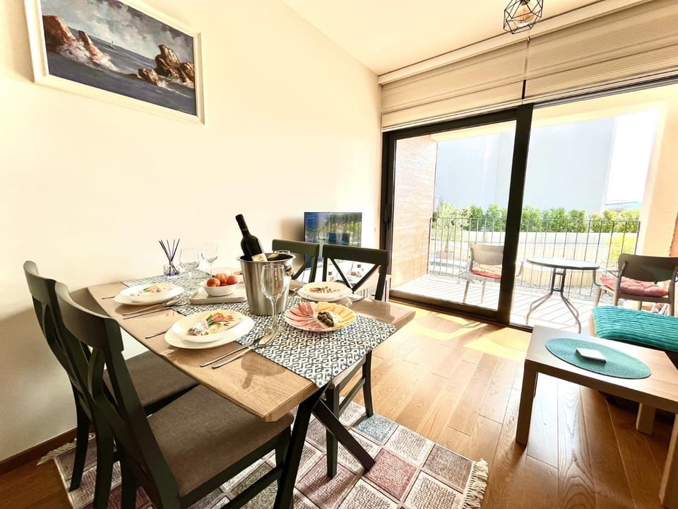 View (from property/room), Living room, Food and drinks, Seating area, Dining area, Food