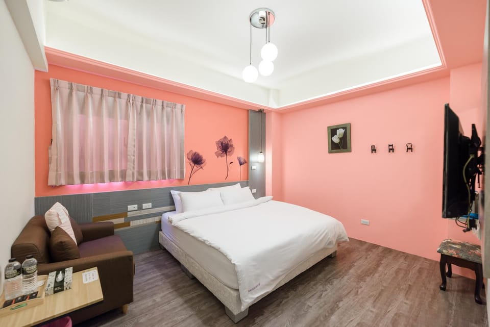 Bed, TV and multimedia, Photo of the whole room, Bedroom, hair dresser