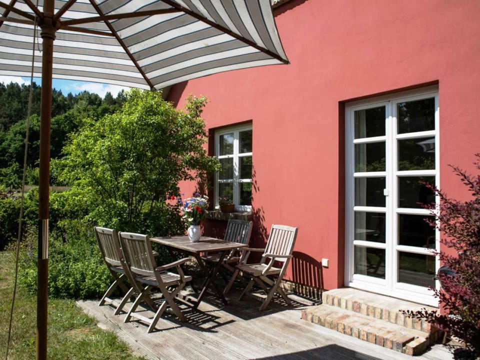 Property building, Patio, Balcony/Terrace, Dining area, Garden view