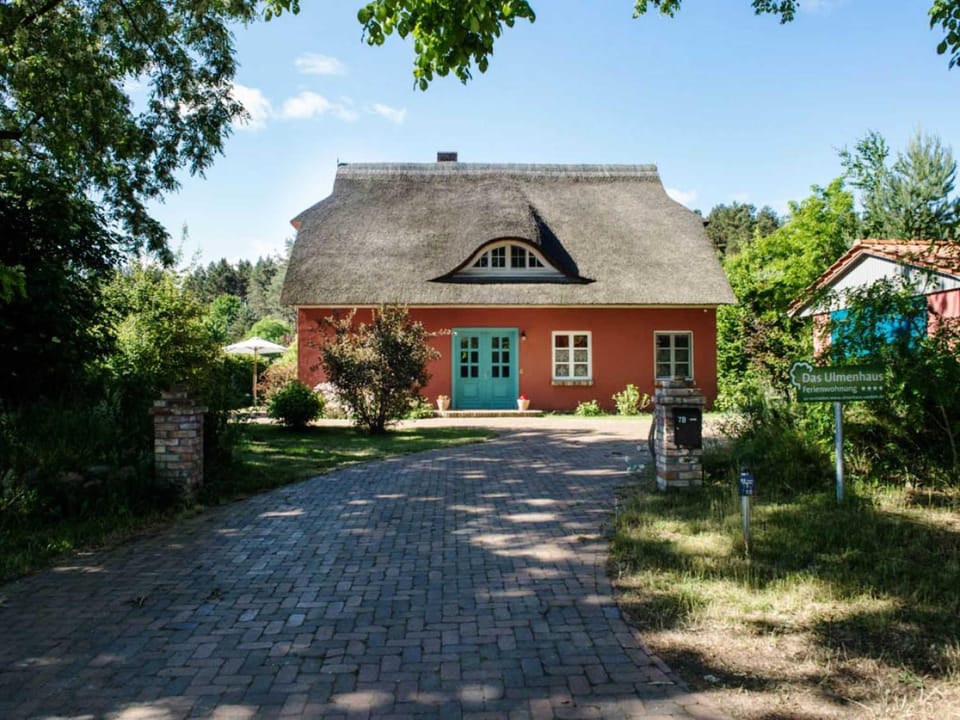 Property building, Facade/entrance, Garden