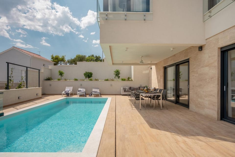 Balcony/Terrace, Seating area, Swimming pool