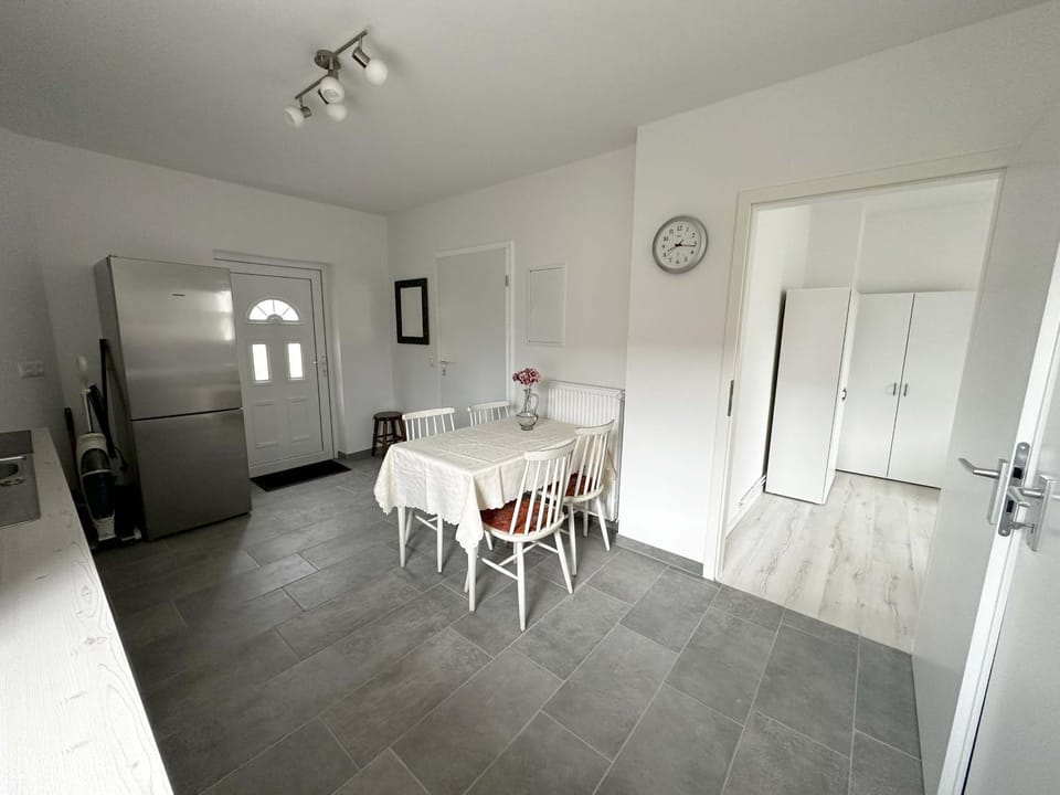 Seating area, Dining area, kitchen