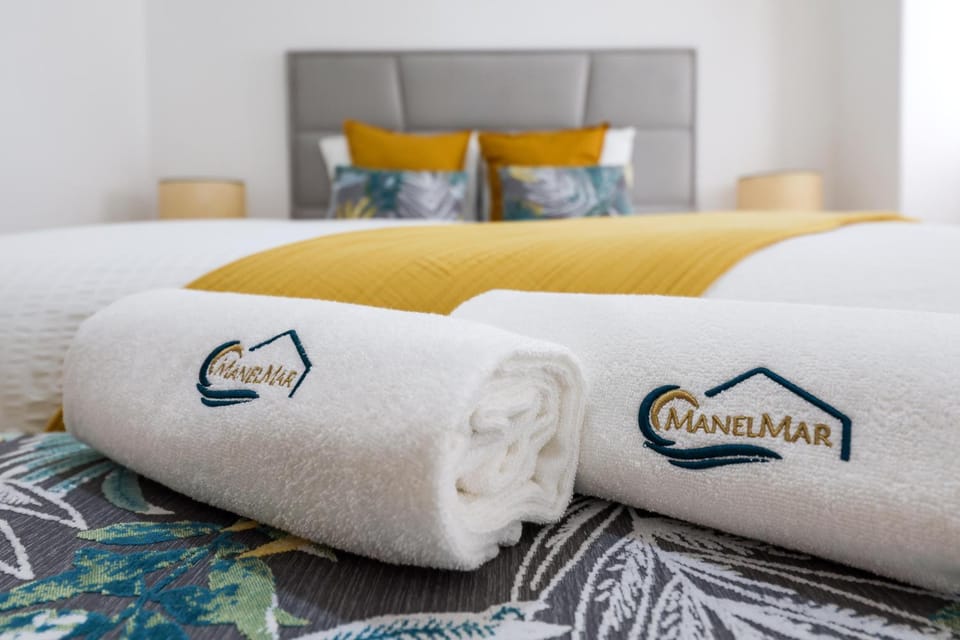 Bed, Bedroom, towels