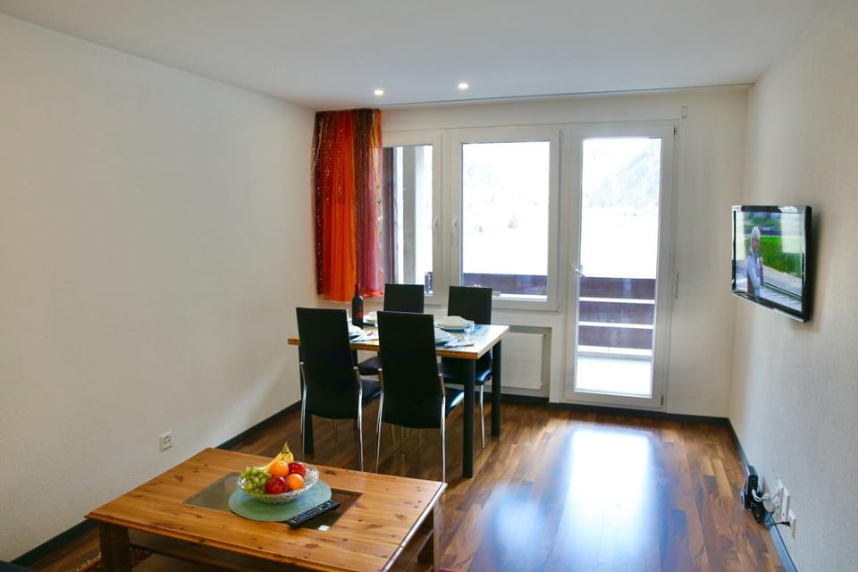 TV and multimedia, Living room, Seating area, Dining area, Food