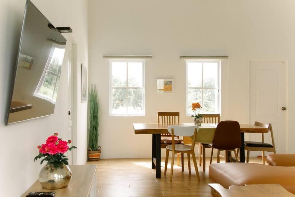 TV and multimedia, Living room, Seating area, Dining area