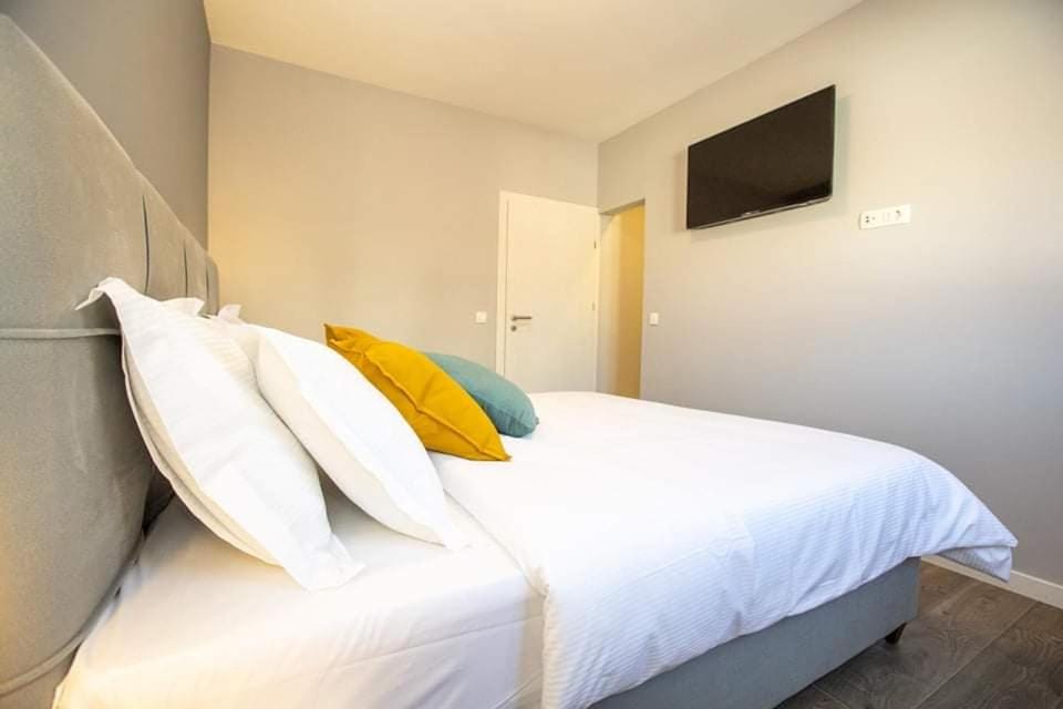 Bed, TV and multimedia, Photo of the whole room, Evening entertainment, Bedroom