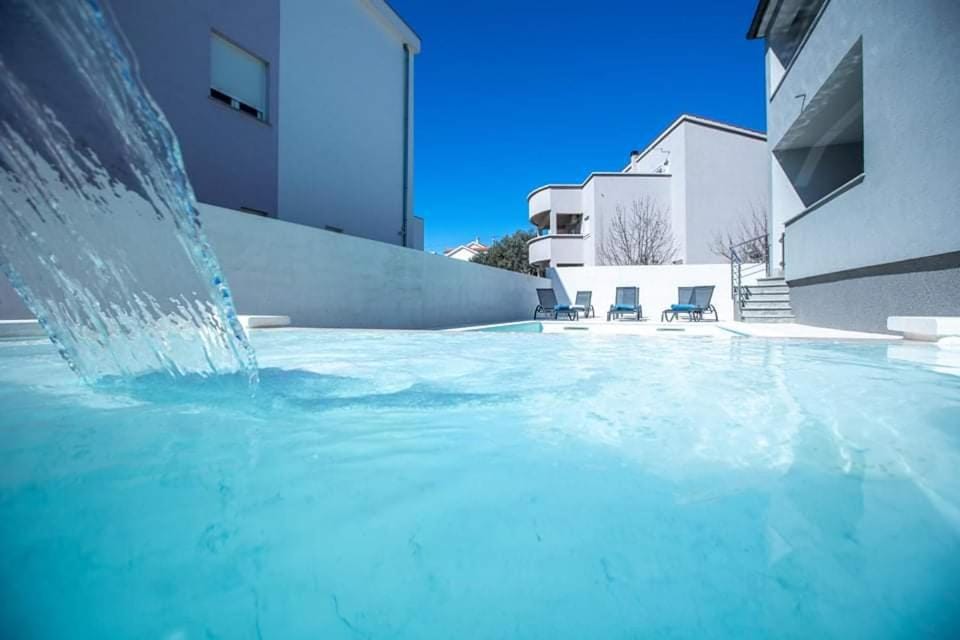 Property building, Day, Pool view, Swimming pool, Swimming pool, sunbed