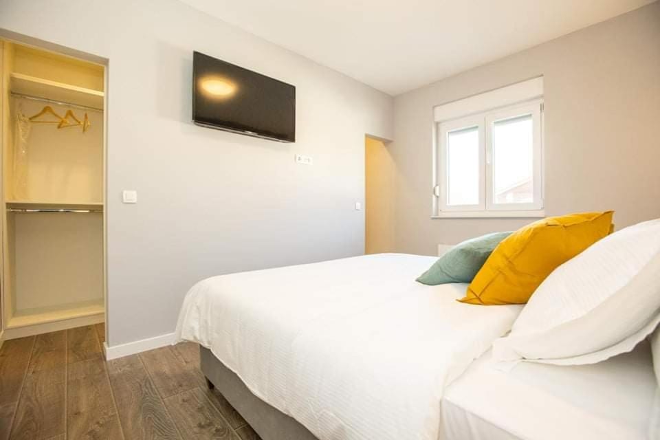 Bed, TV and multimedia, Photo of the whole room, Bedroom