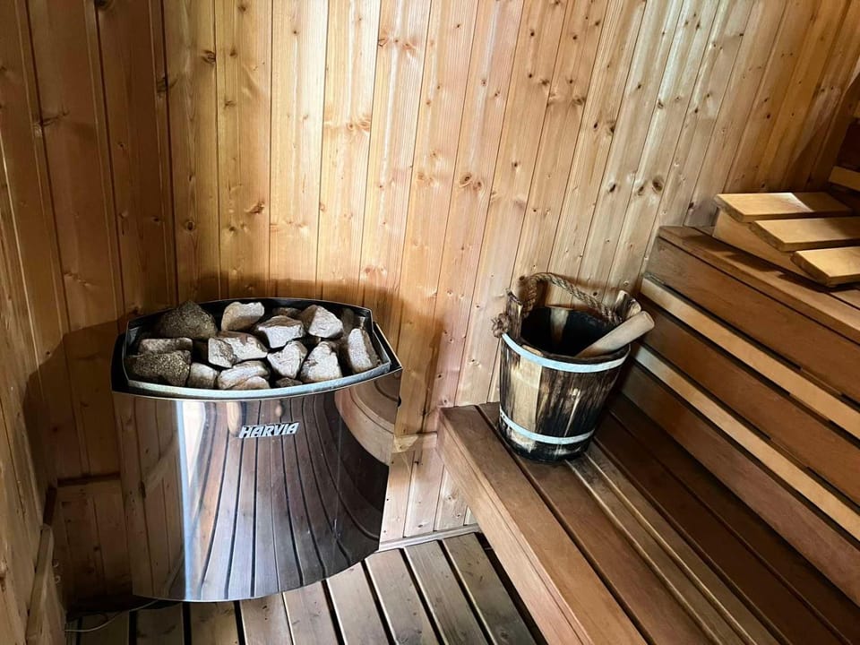 Hot Tub, Sauna