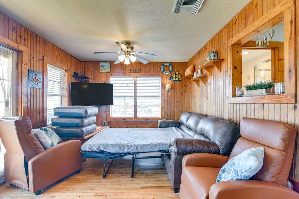 Waterfront Texas Abode w/ Boat Ramp, Pets Welcome House in Texas