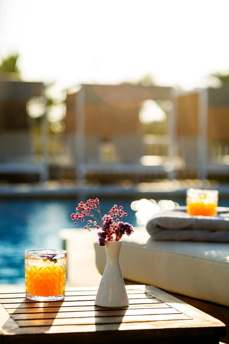 Food and drinks, Decorative detail, Swimming pool, Drinks, Alcoholic drinks, Non alcoholic drinks