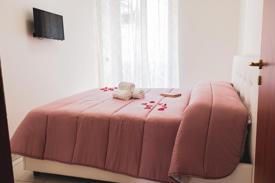 Bed, TV and multimedia, Photo of the whole room, Bedroom, towels