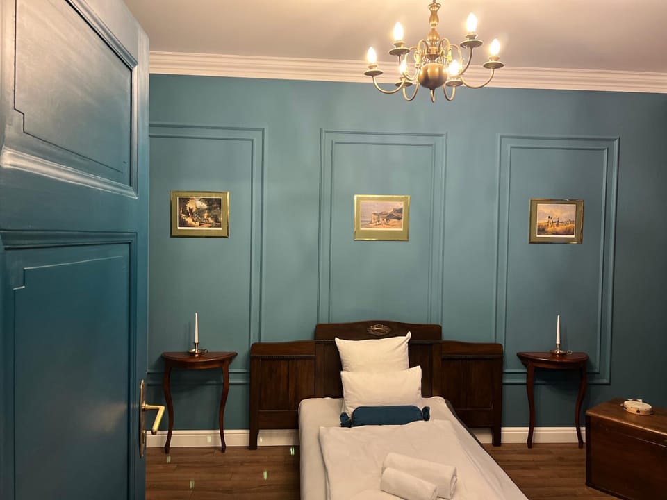 Bed, Photo of the whole room, Seating area, Bedroom