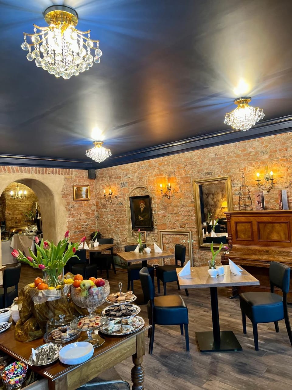 Restaurant/places to eat, Food and drinks, Food