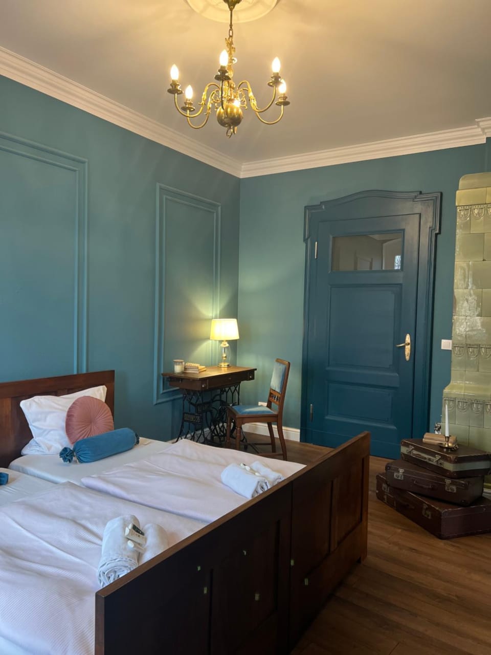 Bed, Photo of the whole room, Seating area, Bedroom
