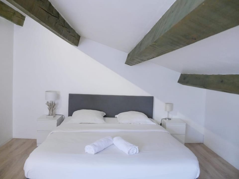 Bedroom, towels