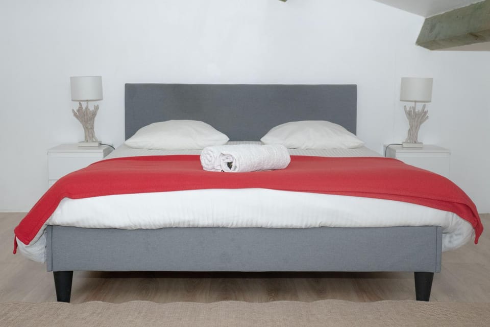 Bedroom, towels