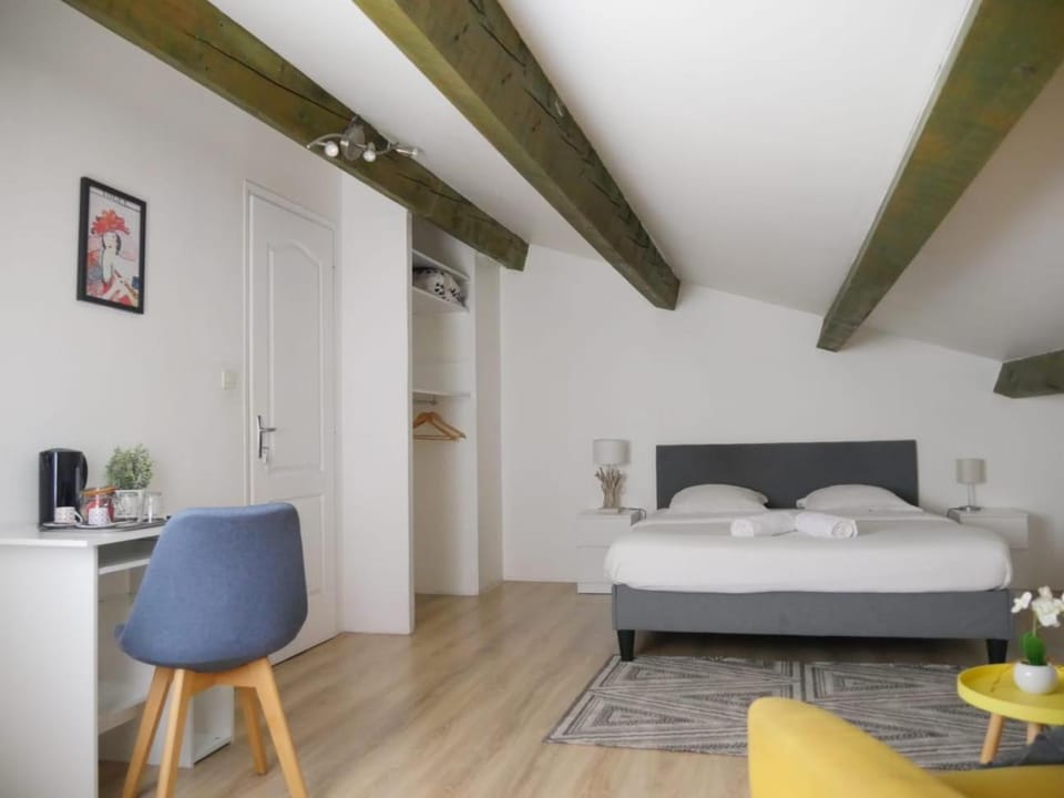 Bed, Photo of the whole room, Seating area, Bedroom