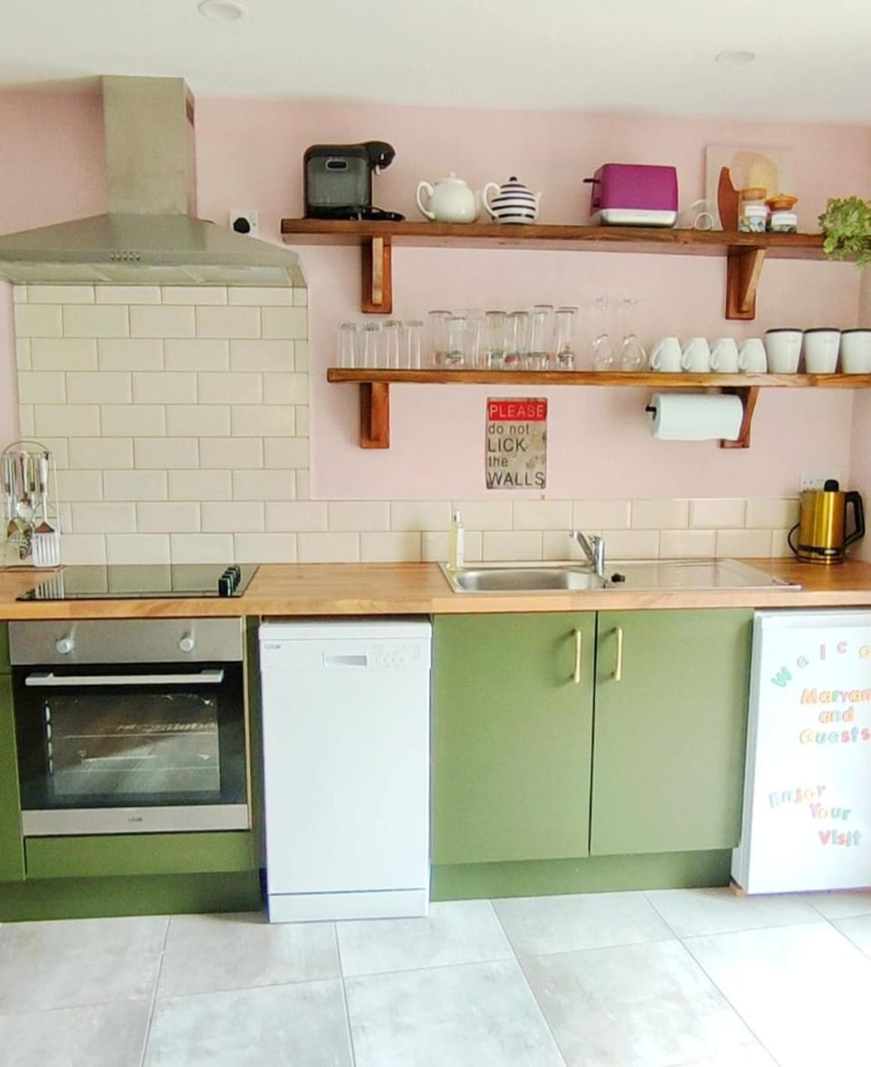 Coffee/tea facilities, Kitchen or kitchenette, oven