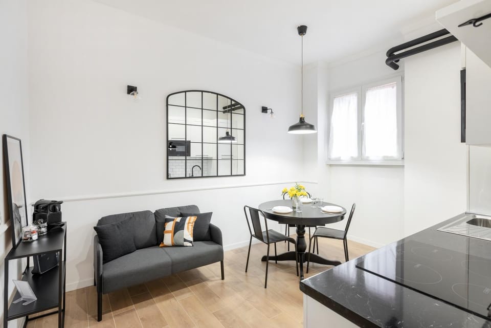 White flat Ground Floor Apartment in Rome
