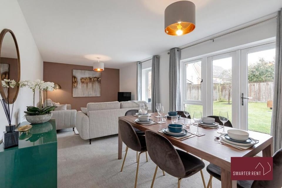 Bracknell - 4 Bed House - Garden House in Bracknell