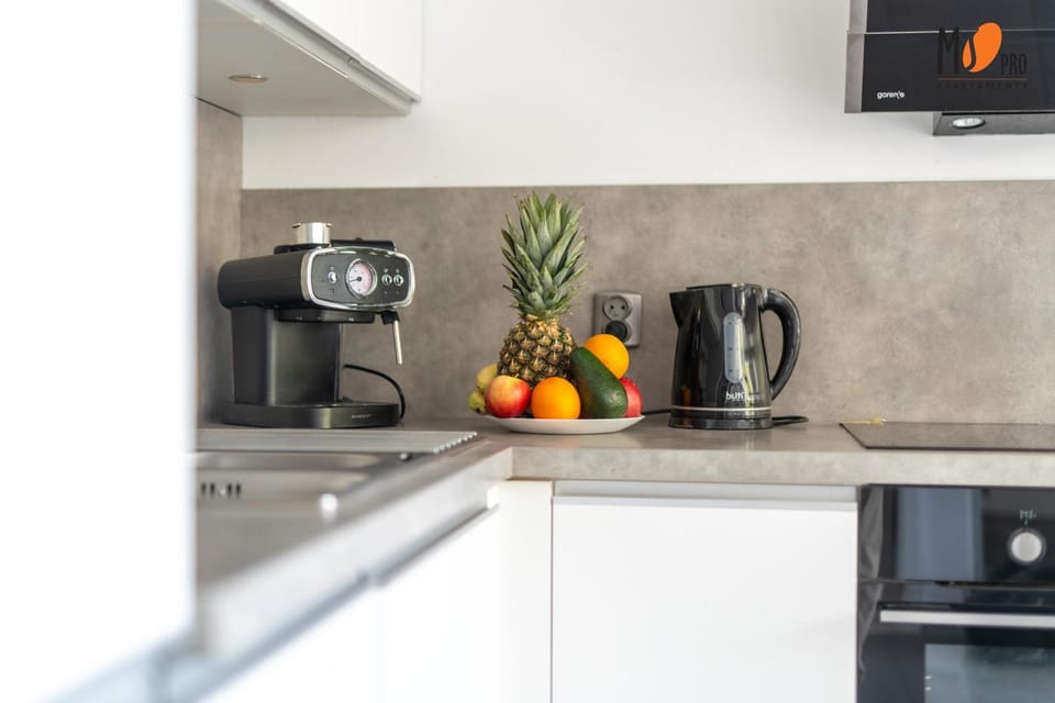 Coffee/tea facilities, Kitchen or kitchenette, stove