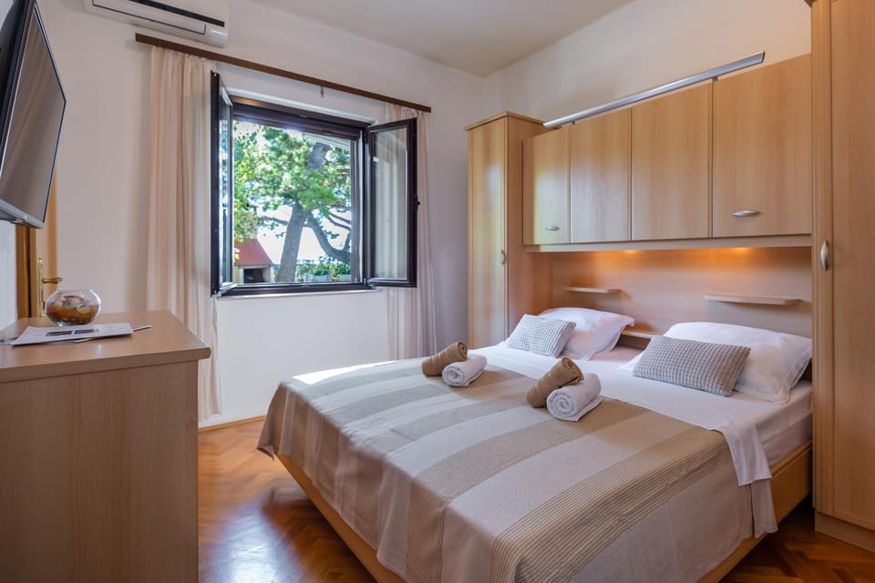 Apartmani Lovrenco Bed and Breakfast in Makarska