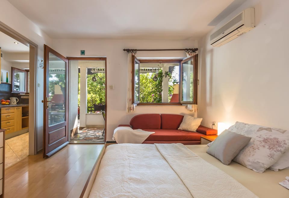 Apartmani Lovrenco Bed and Breakfast in Makarska