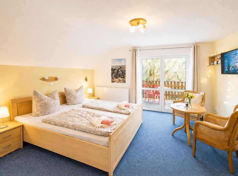 Seating area, Bedroom, towels