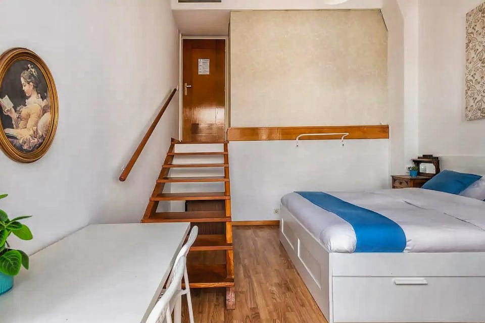 Bed, Bedroom, minibar