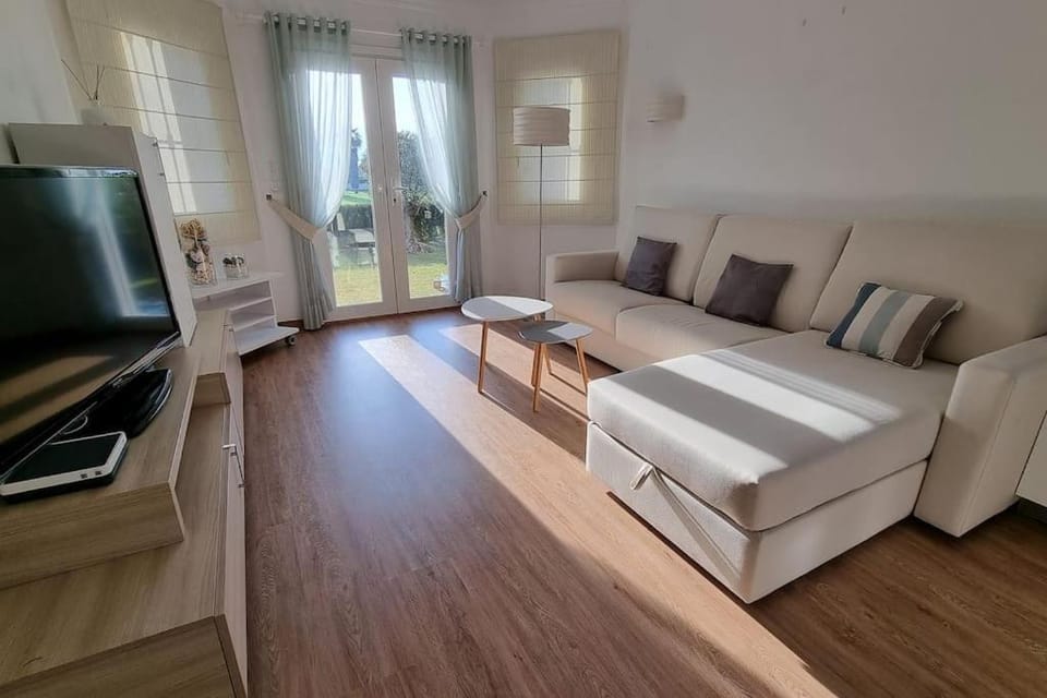 Communal lounge/ TV room, TV and multimedia, Living room