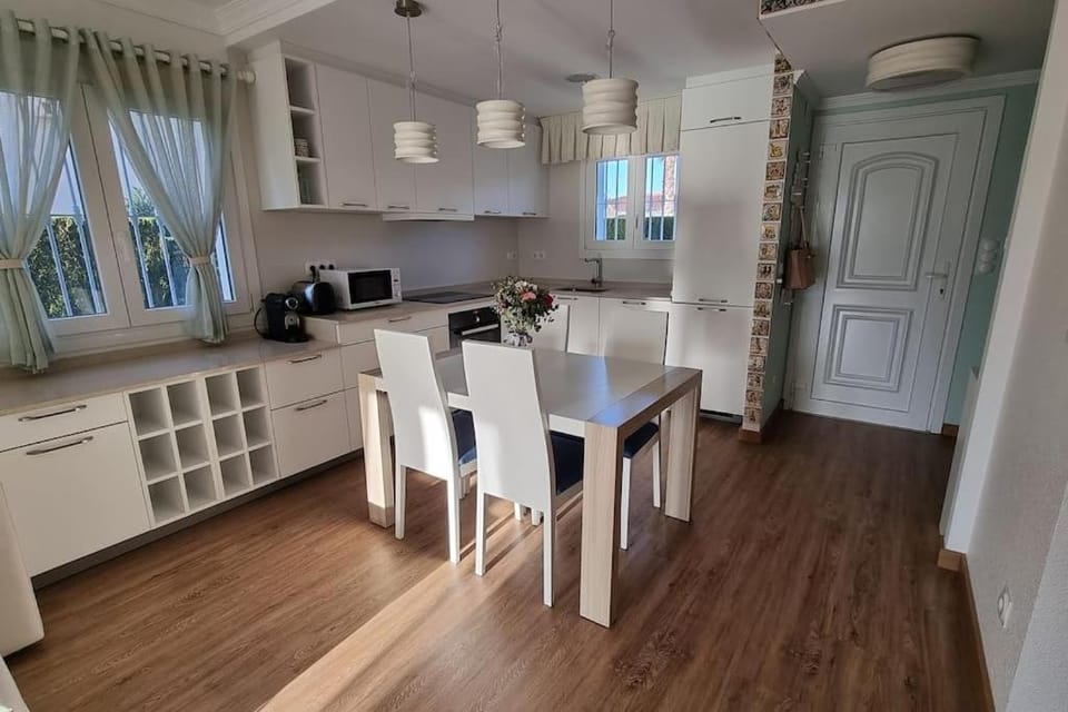 Kitchen or kitchenette, Dining area, minibar, pet friendly, stove